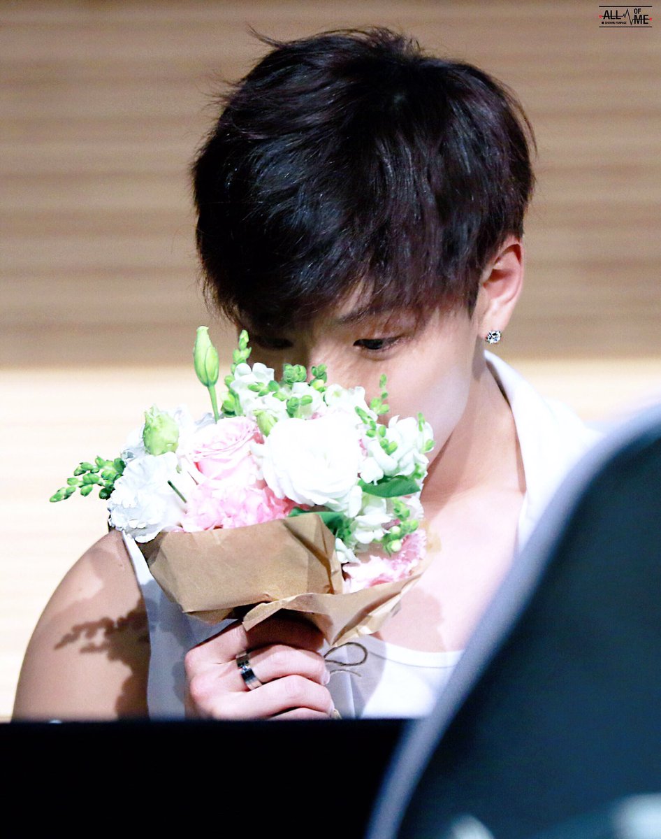 ALLOFME_SHOWNU's tweet image. 💫 160612 건대팬싸 셔누 💫
#셔누 #SHOWNU #몬스타엑스 #MONSTA_X
하루 끝에 침대보다 더 편안한 사람, 주말 아침 늦잠보다 훨씬 달콤한 사람 -너말이야, sae_write