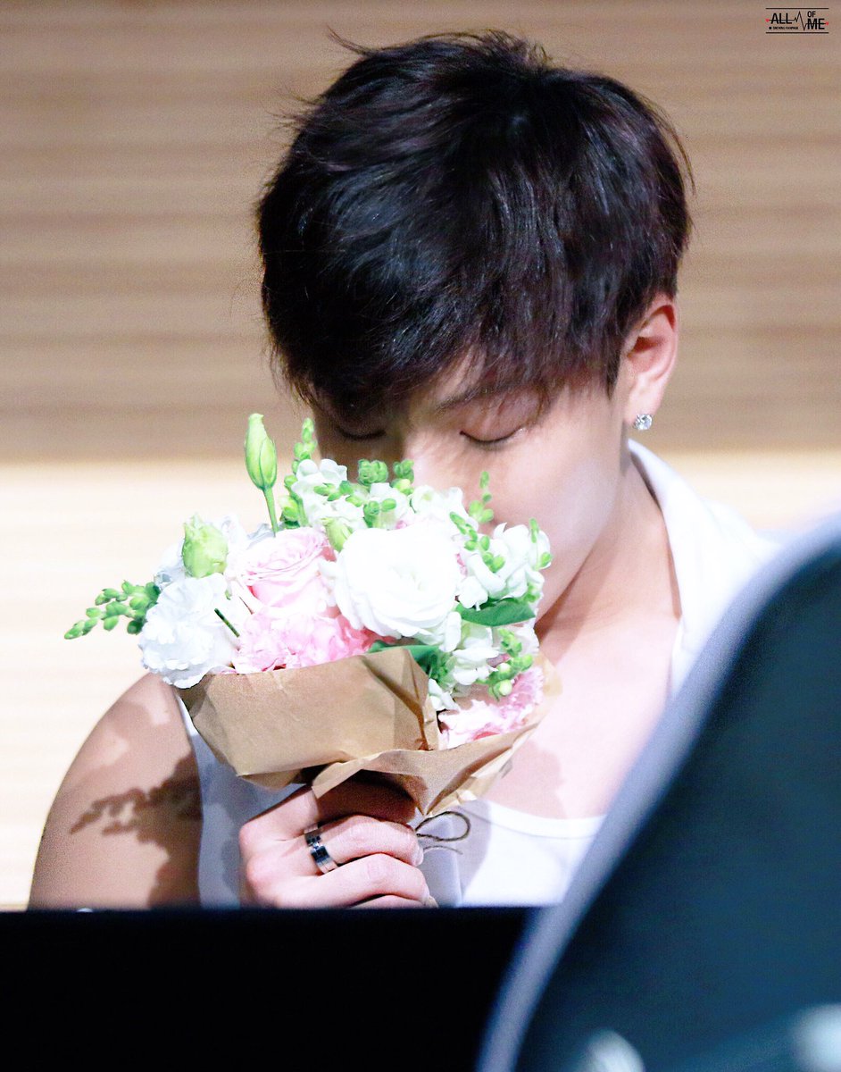 ALLOFME_SHOWNU's tweet image. 💫 160612 건대팬싸 셔누 💫
#셔누 #SHOWNU #몬스타엑스 #MONSTA_X
하루 끝에 침대보다 더 편안한 사람, 주말 아침 늦잠보다 훨씬 달콤한 사람 -너말이야, sae_write