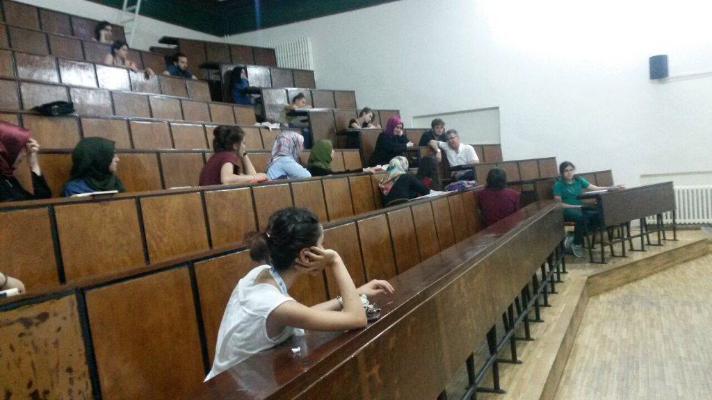 Amfi-3 çocuklarla felsefe dersi.Felsefe yapan çocuklar fikirlerin özünü çıkarıyor.
Ders bir şeyin özünü çıkarmaktır.