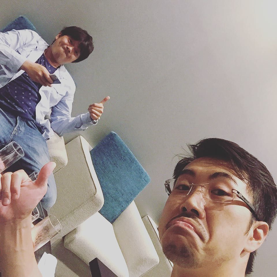 yutaendo's tweet photo. 大学時代の親友と羽田空港で偶然遭遇！深夜便の前に2人で飲み語り中。 #cellz #worktravel #世界は狭い https://t.co/a8ZVHYcaqL https://t.co/jeDYdg6MJW