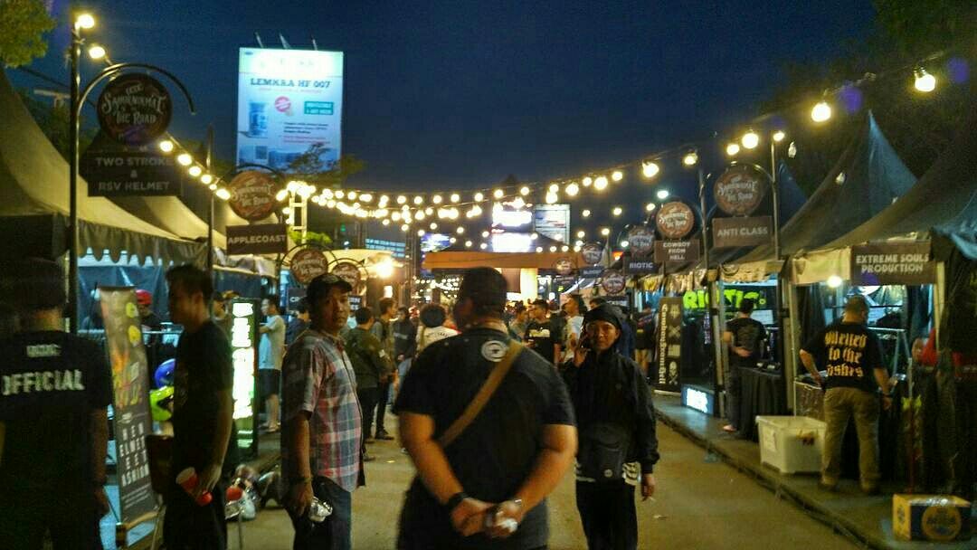 infocirebon's tweet photo. Suasana saur nikmat on the road malam ini di jl cipto https://t.co/K9zDKrBUJX