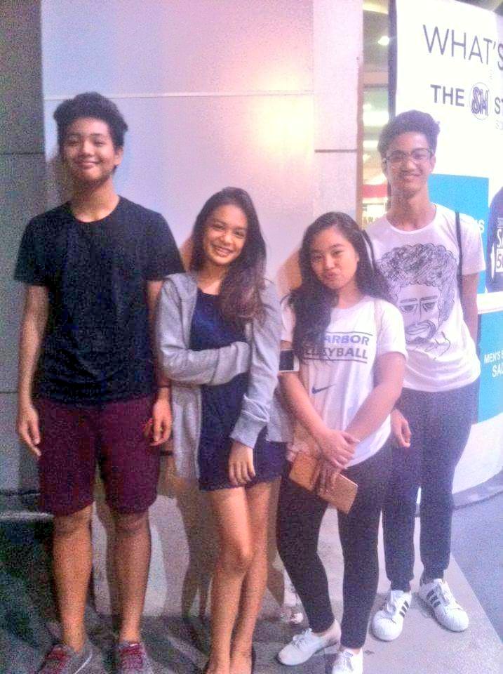 NicoleJosuenj's tweet image. Watched The Conjuring 2 with these losers. #nicebackground 😂