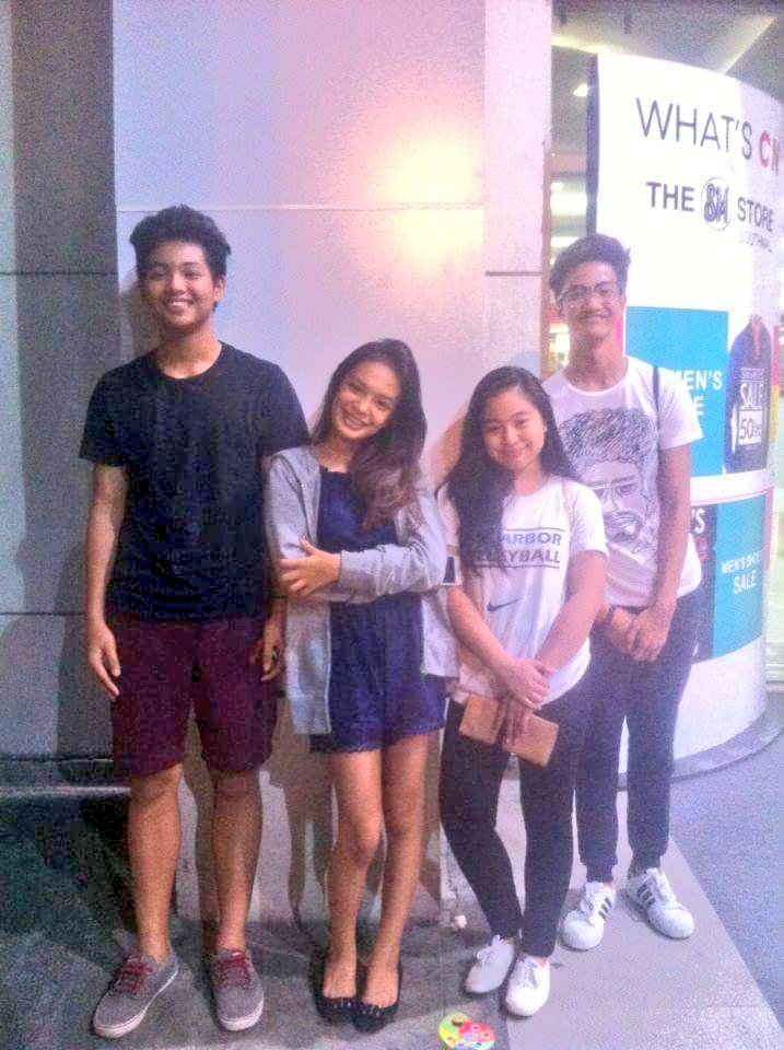 NicoleJosuenj's tweet image. Watched The Conjuring 2 with these losers. #nicebackground 😂