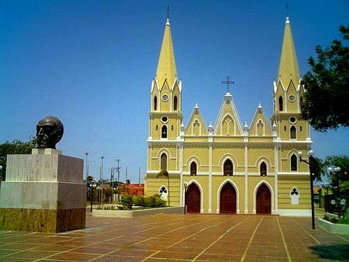 todozulia's tweet photo. #DosMomentos de la Iglesia San Rafael Arcangel y la muy curiosa Plaza Bolivar de El Mojan #McpioMara https://t.co/gBTueYQMv1