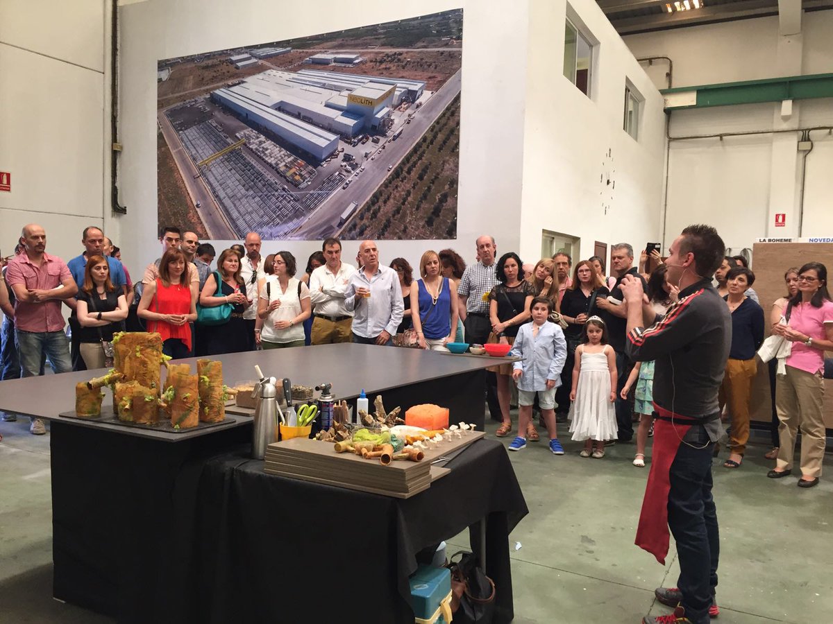 NeolithOfficial's tweet photo. Espectacular @VictorSamsha cocinando sobre #Neolith #BasaltBlack! Podéis visitarnos hasta las 21h en #Zaragoza https://t.co/JyfaCYhxux