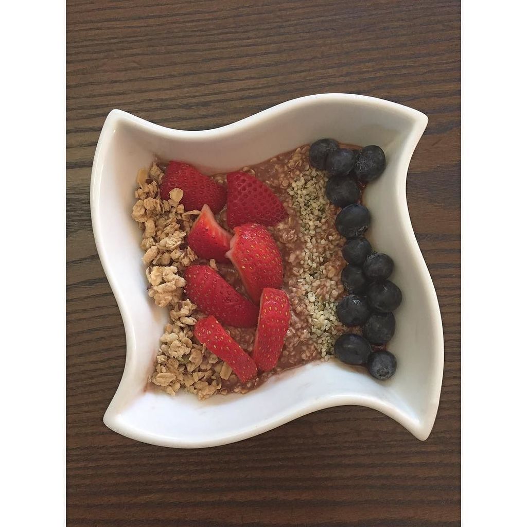 BitchinHW's tweet image. Not a #smoothiebowl..... It's oatmeal. #becausecarbs . Blueberries, strawberries, hemp hea… ift.tt/28PgE2f