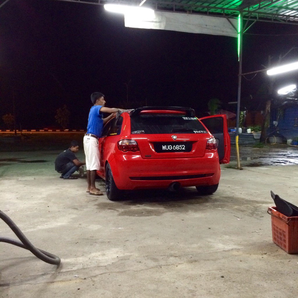 amrlfhmi65's tweet photo. Kasi cuci dulu sikit 
#satrianeo #localcar #Tehtarik https://t.co/ifmyhiKYAJ