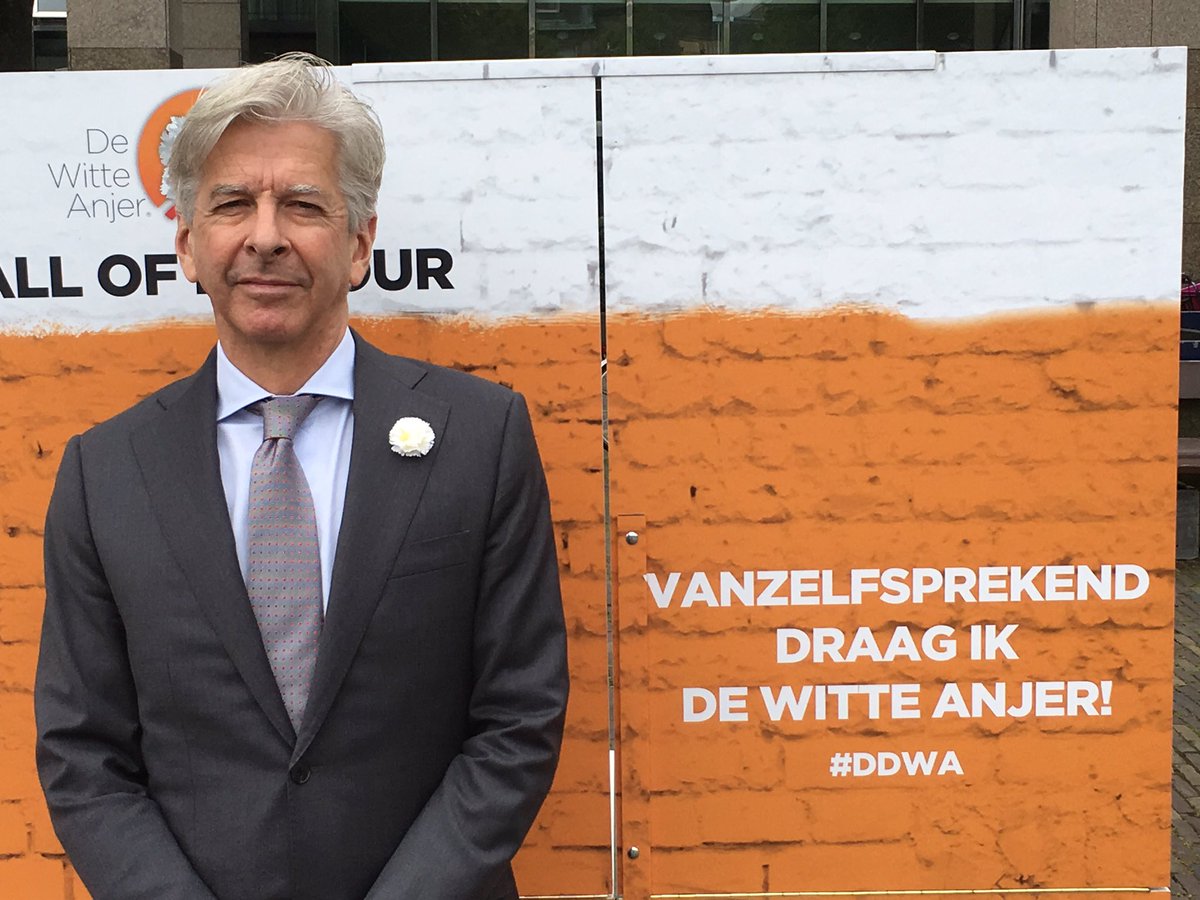 Dewitteanjer's tweet photo. @RPlasterk draagt deze week de witte anjer #DDWA https://t.co/mdCJIQpAAK