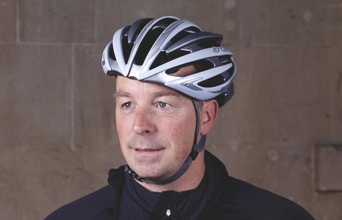 roadcc's tweet photo. How to set up your helmet — make sure it's comfortable, well adjusted and secure
#cycling
https://t.co/8XJTfipw5e https://t.co/7ogL2Ex5LP