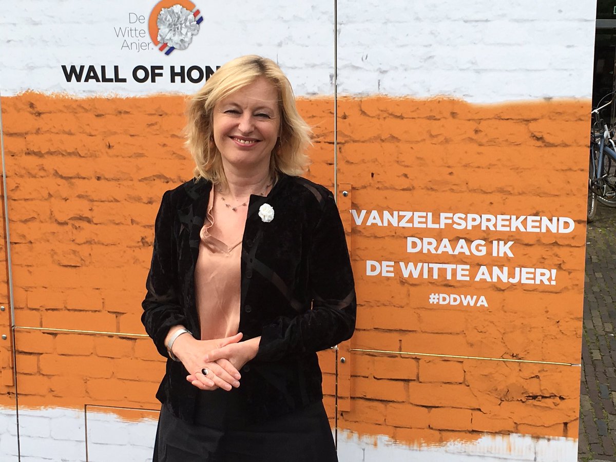 Dewitteanjer's tweet photo. Minister @Jet_Bussemaker draagt deze week een witte anjer #DDWA https://t.co/thymIGtovM