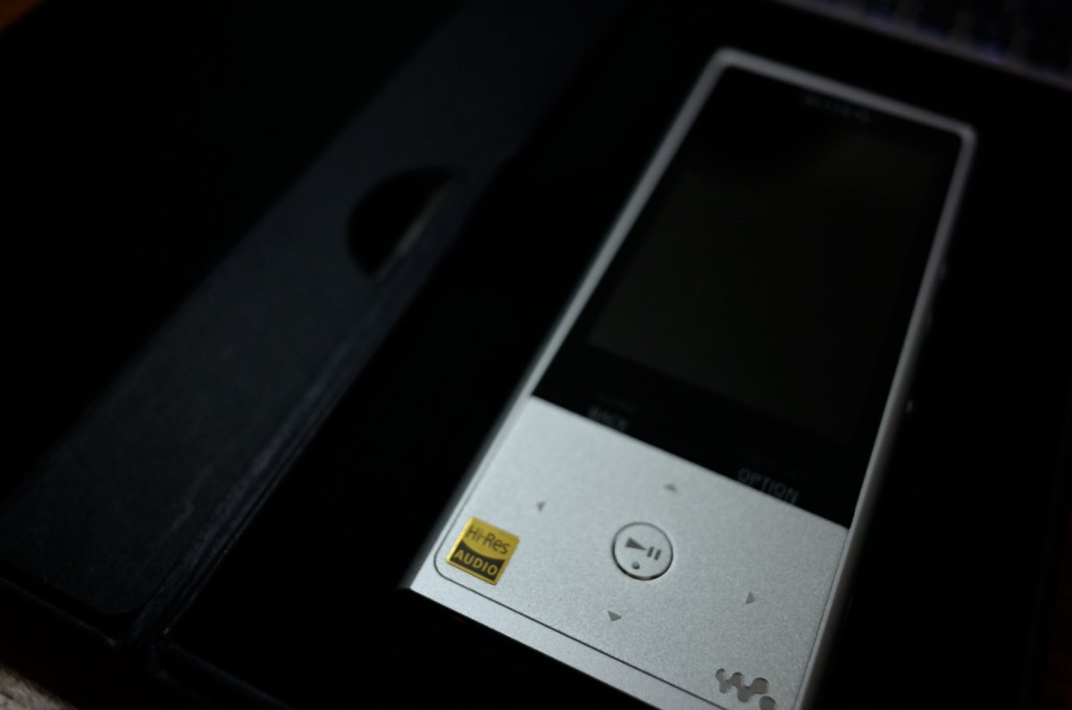 green_squall's tweet photo. RT @hinata_hugu: 開封の儀
ZX100をついに買っちまいましたぜ!
#ファインダー越しの私の世界
#写真好きな人と繋がりたい
#写真撮ってる人と繋がりたい
#ウォークマン
#ZX100
#ハイレゾ
#音楽 https://t.co/BXR3sWbPoC