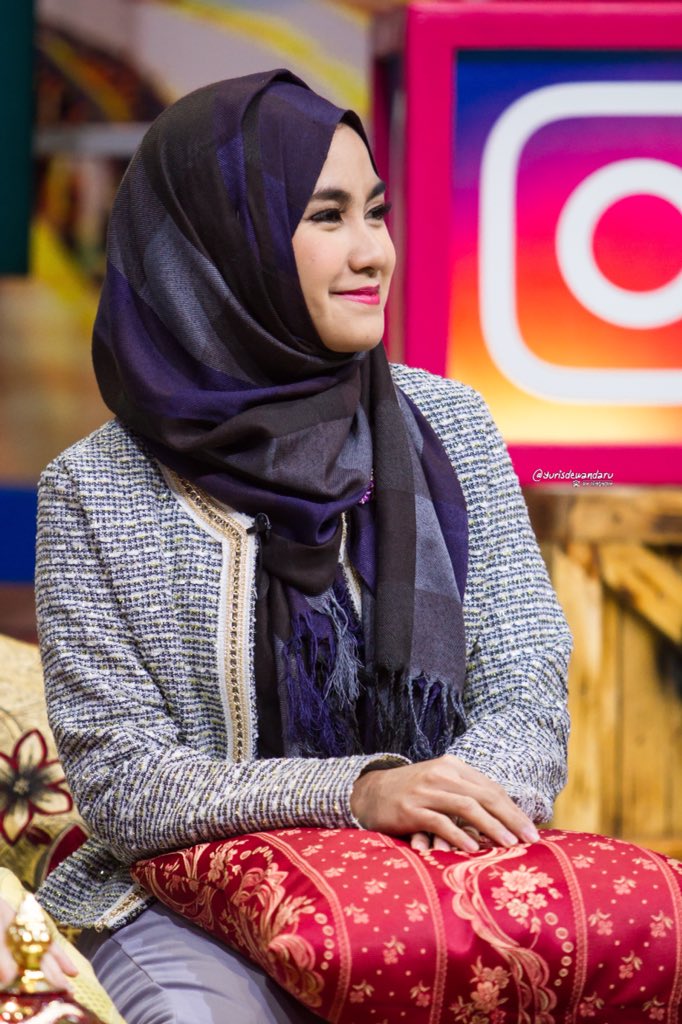 InsomNisaCMHOFC's tweet photo. "@yurisdewandaru tenyum timpul :) #AdaAnisaDiTheCommentNET https://t.co/V5xuzVpGCz
