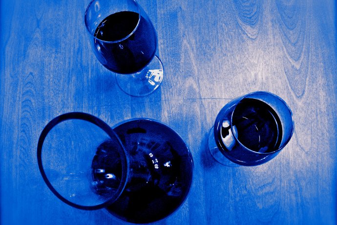 DrinkNJShore's tweet photo. A Spanish Winemaker is Producing Blue Wine https://t.co/IXsYF4mWgR https://t.co/cPLnu1bSh6