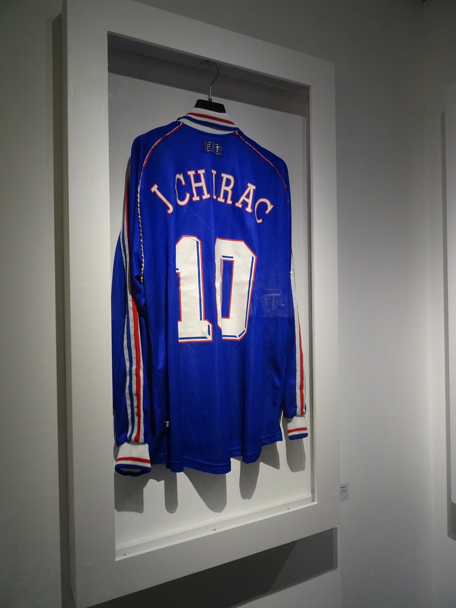 MuseeAquitaine's tweet photo. @quaibranly Un clin d’œil à l'#ExpoJacquesChirac depuis notre #ExpoFoot avec le maillot de l'équipe de France 98 ! https://t.co/vseD1Yy891