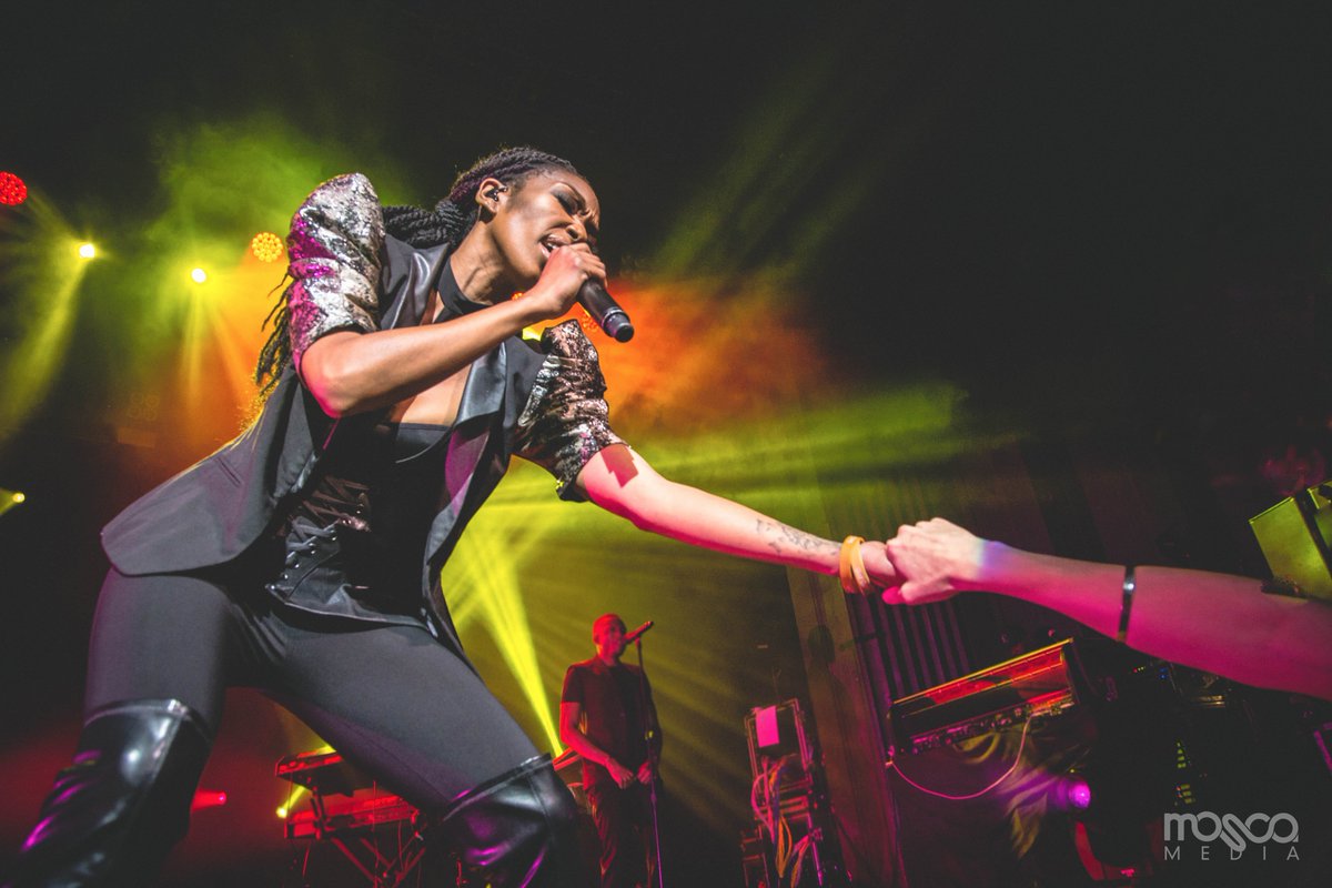 MoscaMediaOz's tweet photo. @4everBrandy x fan at her Sydney show on Monday night. Photo by @LizaMoscatelli | @MoscaMediaOz #brandy https://t.co/fc8DqkYDMZ