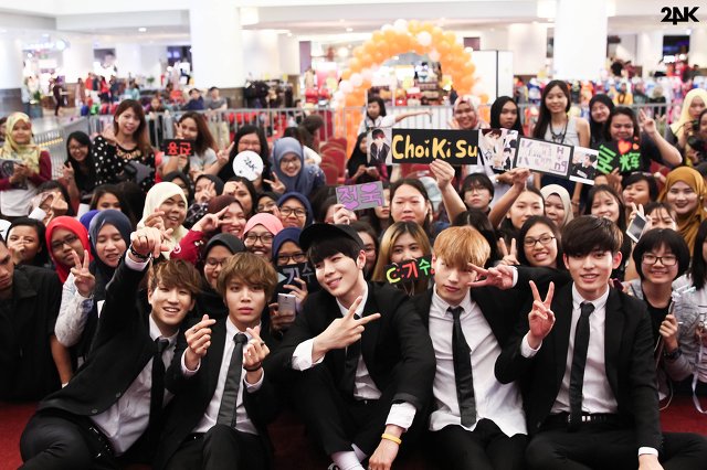 24kpoland's tweet photo. #24K STAFF DIARY 20160421~26 말레이시아에서 생긴일^o^) #투포케이 #24K with fans #투포유 #24U #말레이시아 #24kinMY https://t.co/0nGa9WplQH
