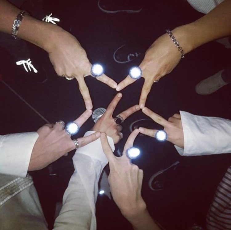 to_aroundus's tweet photo. beast making star shape with their feets, hand, fingers... and meat 😹😹😹 #onlyBEAST https://t.co/tW7kuQtm05