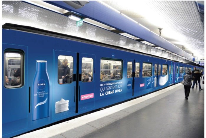 LSAconsommation's tweet photo. #Nivea habille les #métros parisiens https://t.co/Y76vd8ivJi @NIVEAFr @Ligne3_RATP #CremeCare https://t.co/2xER5gYl11