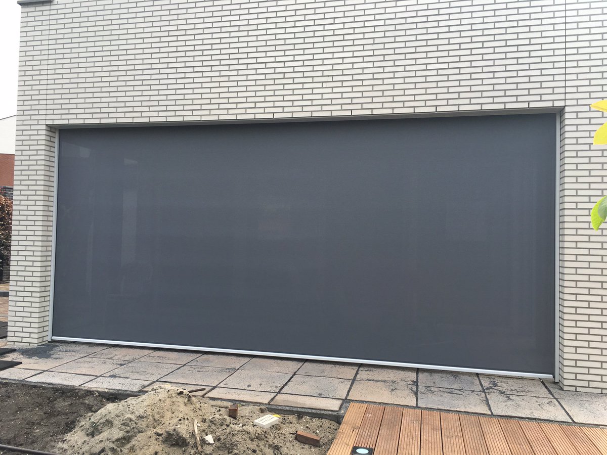 Markiezen's tweet photo. In Krommenie een #Roma #zipscreen van flinke afmeting gemonteerd. Perfecte #zonwering en een winddichte #veranda https://t.co/2CNAU1o5CR