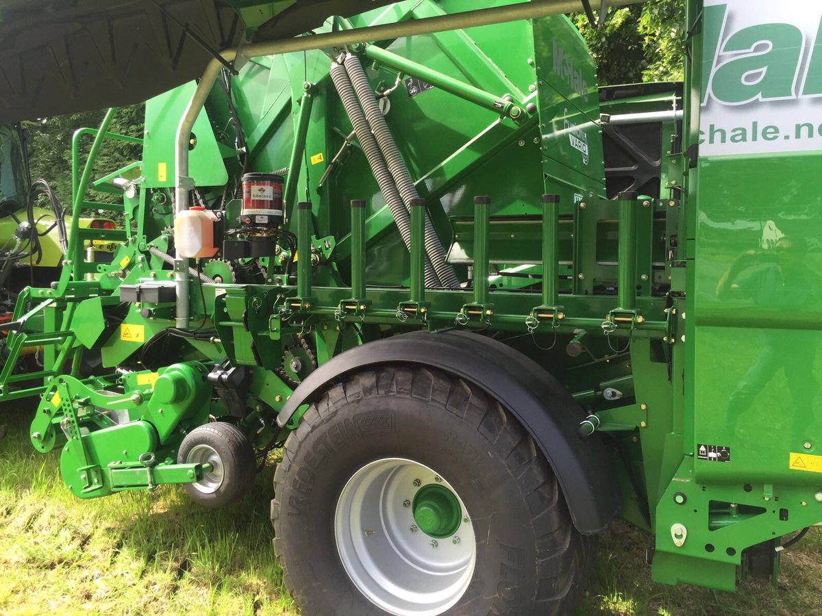 LubecoreEurope's tweet photo. #McHale fusion vario baler wrapper with @LubecoreEurope SPYDER pump from pumpelement direct to graesepoint.... https://t.co/g1Yd4SmMfO