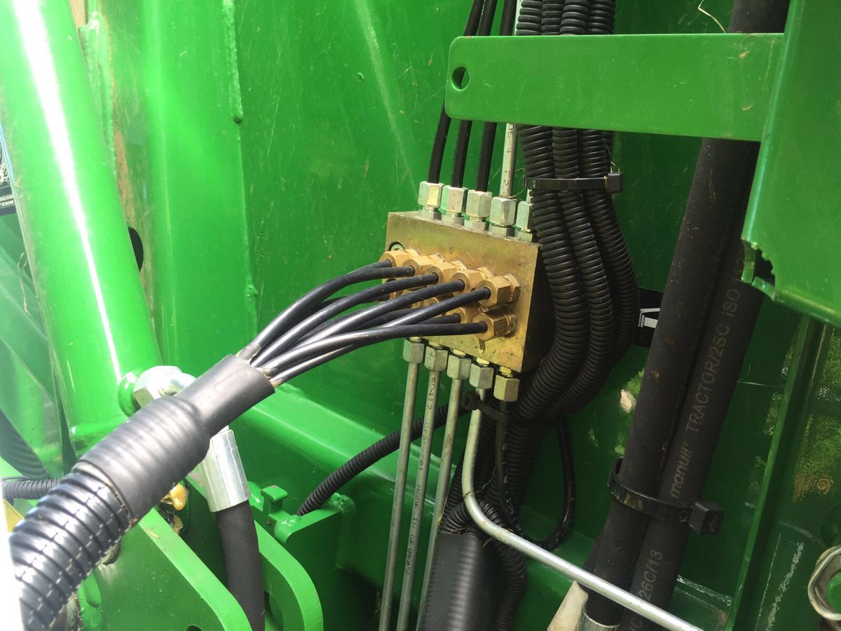 LubecoreEurope's tweet photo. #McHale fusion vario baler wrapper with @LubecoreEurope SPYDER pump from pumpelement direct to graesepoint.... https://t.co/g1Yd4SmMfO