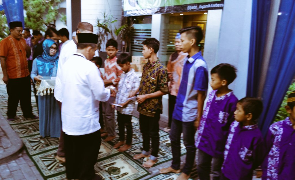 atr_bpnklaten's tweet photo. Peduli u/ ikhlas Berbagi dg anak Yatim #Klaten dan kel besar pensiunan peg @atr_bpn #Ramadan  @atr_bpnjateng https://t.co/8fpud5TmpA