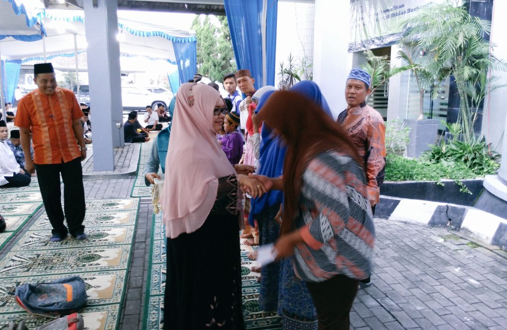 atr_bpnklaten's tweet photo. Peduli u/ ikhlas Berbagi dg anak Yatim #Klaten dan kel besar pensiunan peg @atr_bpn #Ramadan  @atr_bpnjateng https://t.co/8fpud5TmpA