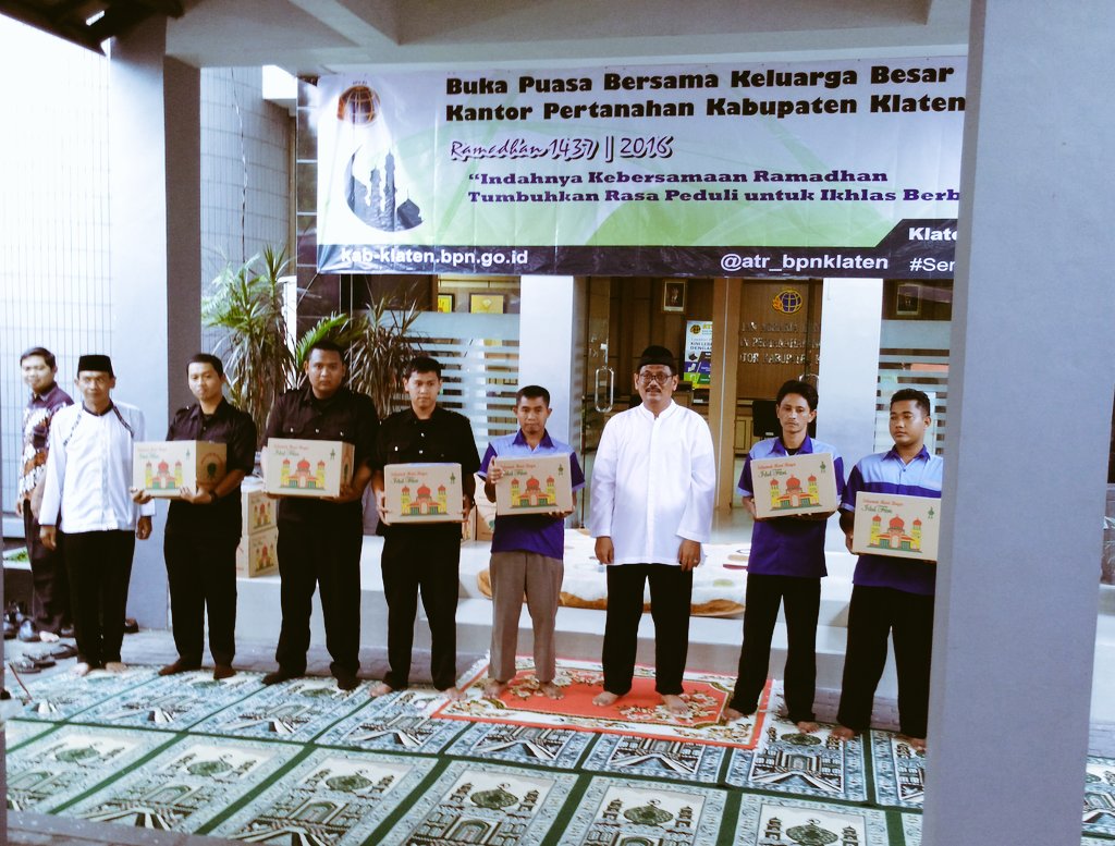 atr_bpnklaten's tweet photo. Peduli u/ ikhlas Berbagi dg anak Yatim #Klaten dan kel besar pensiunan peg @atr_bpn #Ramadan  @atr_bpnjateng https://t.co/8fpud5TmpA