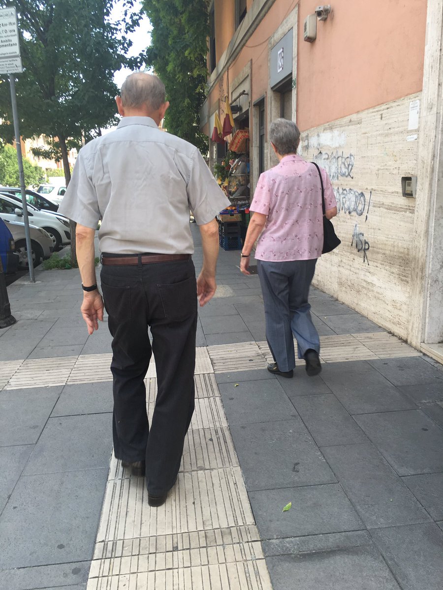 Vecchi punk che escono nelle ore più calde