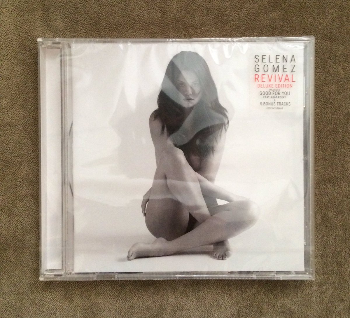UMusicFrance's tweet photo. RT+FOLLOW pour tenter de gagner l'album #Revival Deluxe Edition de @selenagomez ! 🙃 Tirage au sort à 18h https://t.co/CWcelUqW9k