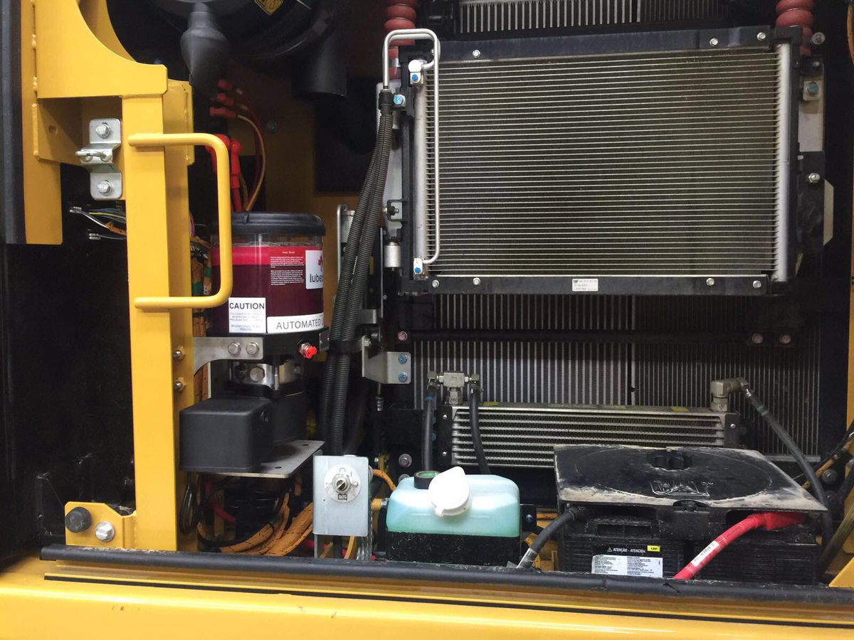 LubecoreEurope's tweet photo. @CaterpillarInc 318EL with @LubecoreEurope #solidmounting #veratho https://t.co/1jAshzcPgu