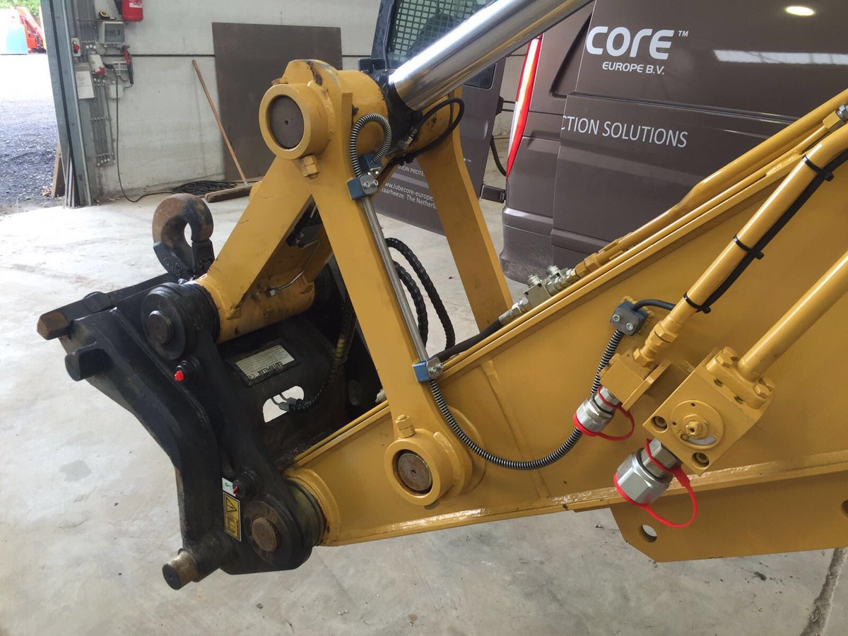 LubecoreEurope's tweet photo. @CaterpillarInc 318EL with @LubecoreEurope #solidmounting #veratho https://t.co/1jAshzcPgu