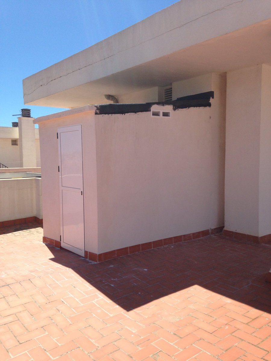 fabio_balbuena's tweet photo. Ejemplo de Alteración de Elementos Comunes: trastero en terraza comunitaria sin autorización https://t.co/SXYDPCJwDw