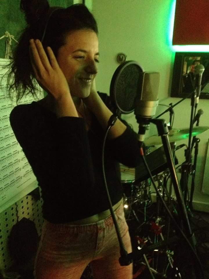 EstudiosDig's tweet image. Hoy tremenda sesión de producción con la cantante Flor Lorenzo! Gracias Flor por confiar en de Estudios Digitales!🎶🎸