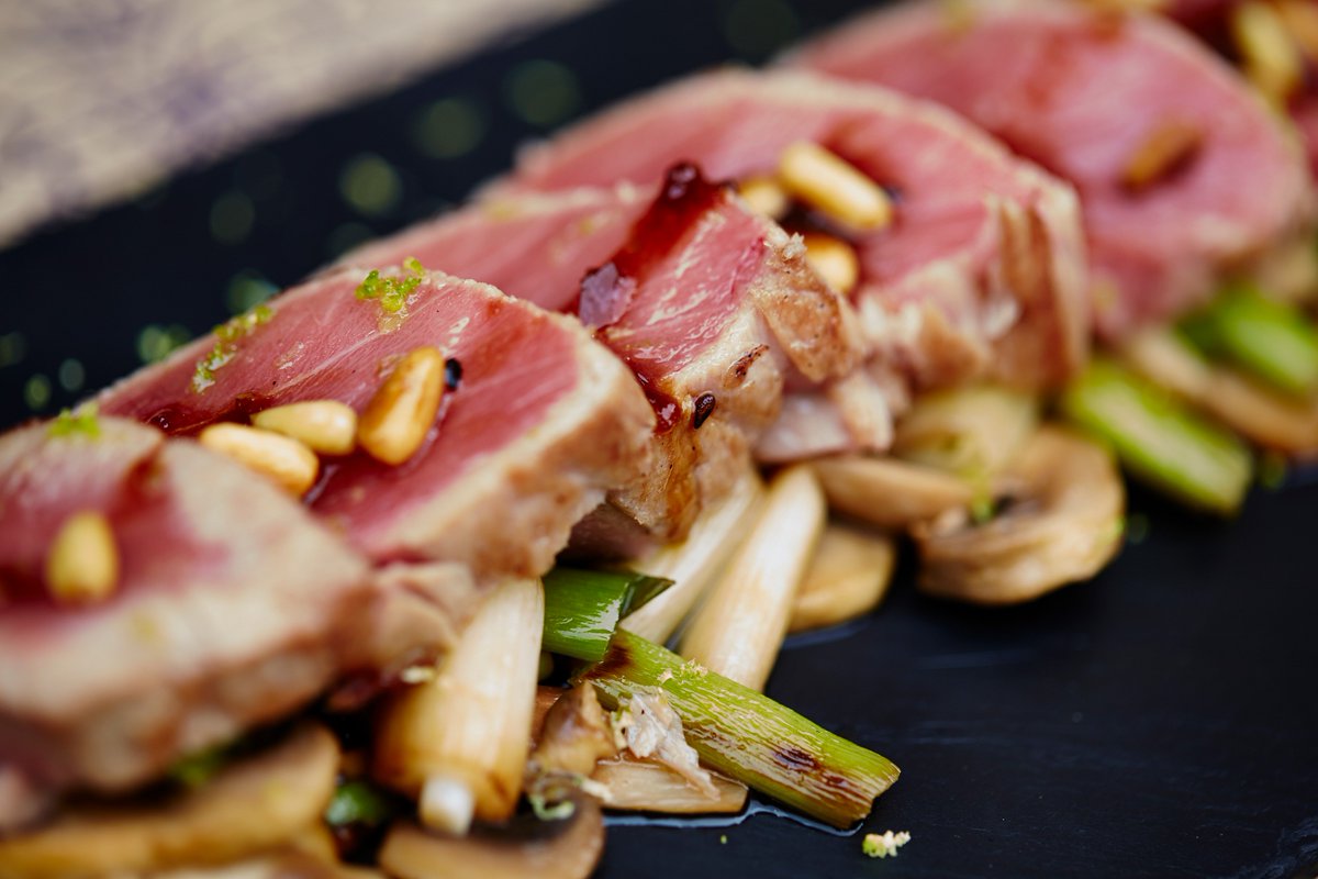 Grupo_VENUS_VM's tweet photo. #TATAKI DE #ATÚN A LA PLANCHA, AJOS TIERNOS Y SETAS CONFITADAS #afroditarestaurant https://t.co/Ukk8RpQG3a