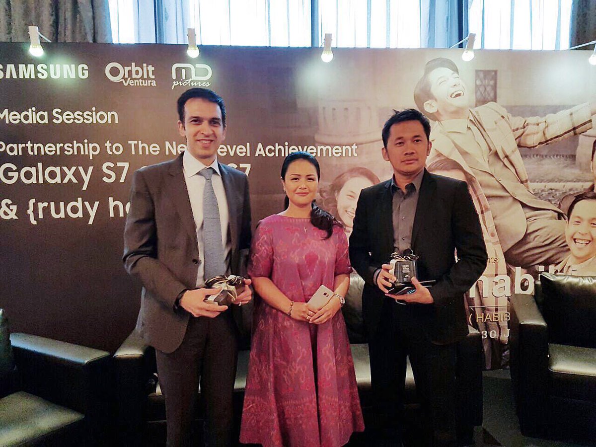 Press conference partnership <a href="/Samsung_ID/">Samsung Indonesia</a> &amp; <a href="/RudyHabibie_/">Rudy Habibie</a> menjelang perilisan. Saksikan #RudyHabibie mulai 30 Juni!
