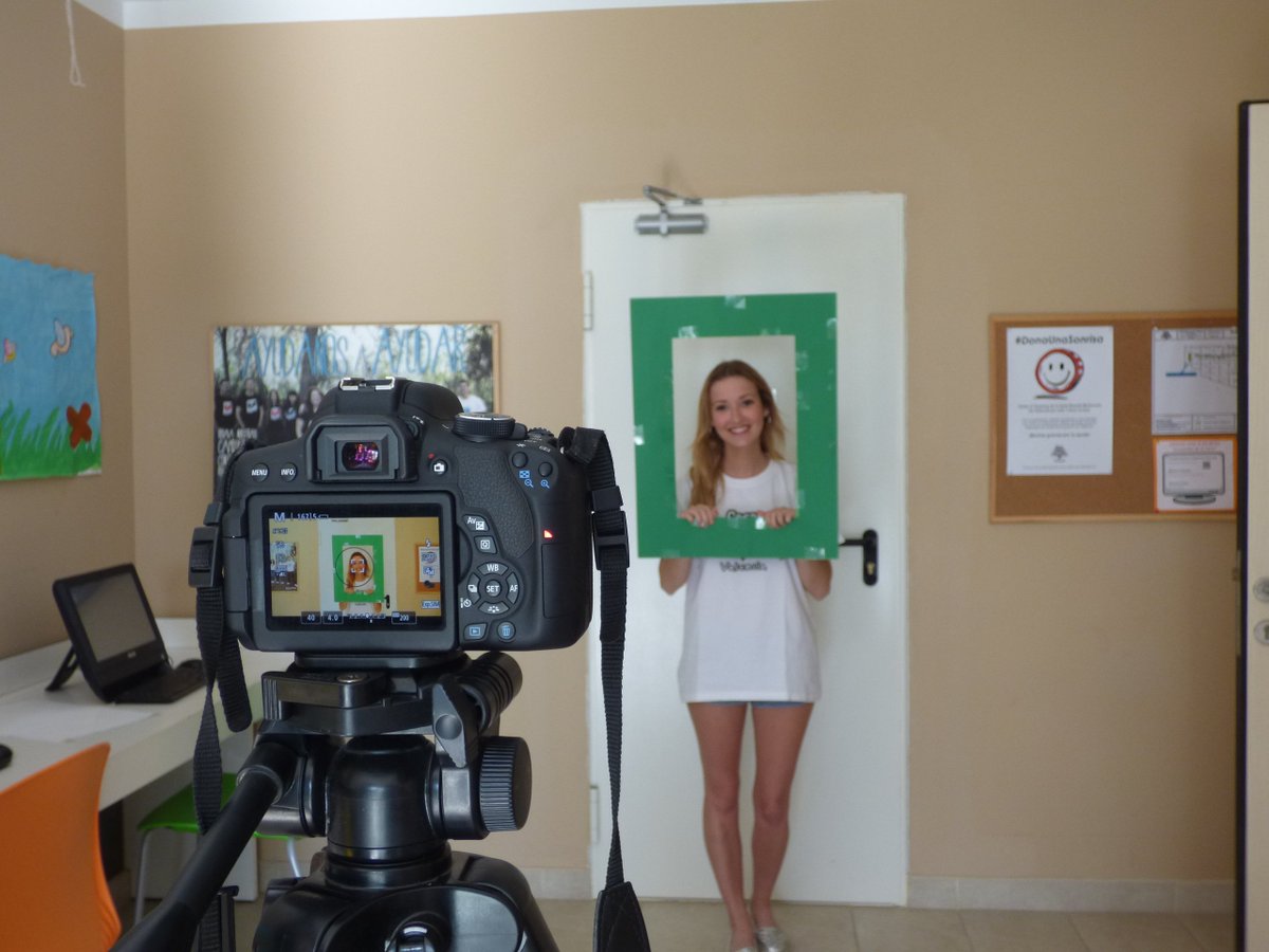 ¿Qué estarán tramando estos chicos de <a href="/abaccomunicacio/">ÀBAC COMUNICACIÓ</a> con nuestras voluntarias? #fotografiadivertida