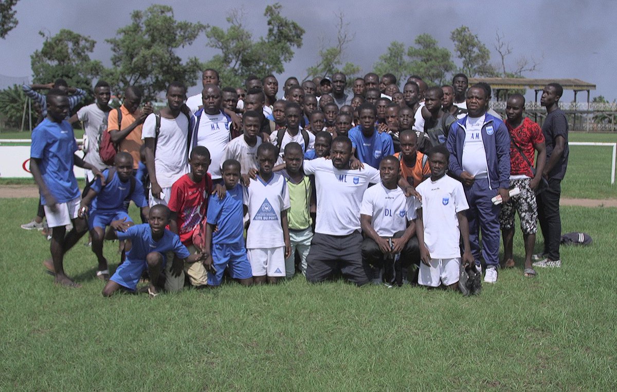 mamadousakho's tweet photo. À Abidjan pour réaliser plusieurs actions @amsaknet dont celle d'apporter de l'aide à une école de sourds et muets. https://t.co/1beA07hq5k