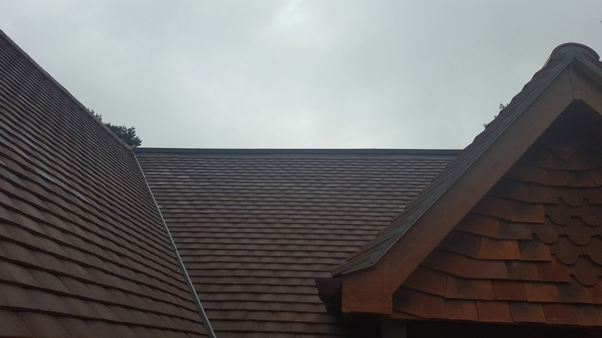 RavenRoofingSup's tweet photo. Another superb build by @swallowhomes in #Finchampstead using @Terreal_UK #forestmix and #Lifestiles Mix #FirstClass https://t.co/fIx3M1WAqX
