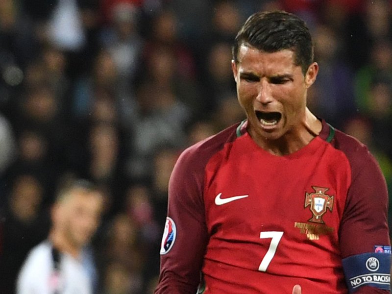 Kesal, Cristiano Ronaldo Lempar Mikrofon Wartawan Ke Danau! dlvr.it/Ld0cwm