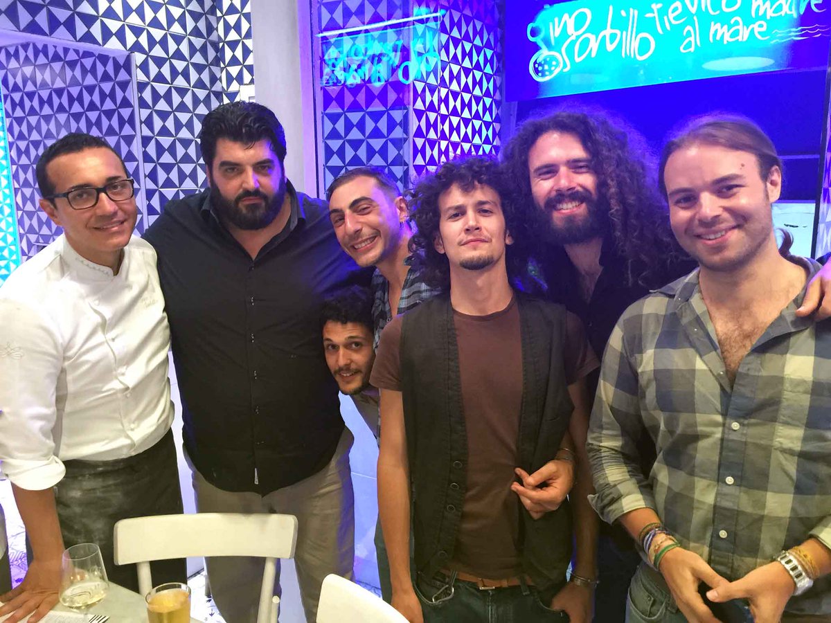 LaTerzaClasse's tweet photo. Sempre sul pezzo con @ginosorbillo e @Antoninochef per il Pizza show!
#laterzaclasse #folkshake #napoli #pizza https://t.co/fJGdymvXa5