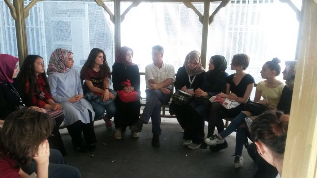 Çocuklarla bahçede, bulutlar ve ağaçlar hakkında felsefe yapıyoruz.