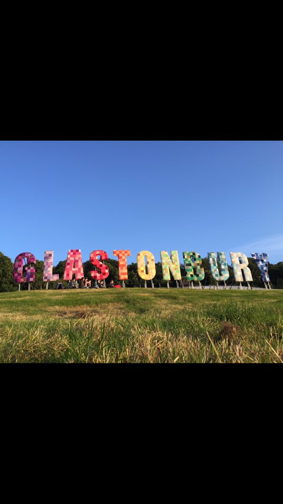 StephanieRock9's tweet photo. So close....yet so far!!! #glastonburytraffic #Glasto2016 #Glastonbury #traffic #HumpDay https://t.co/fhmgQAzcau