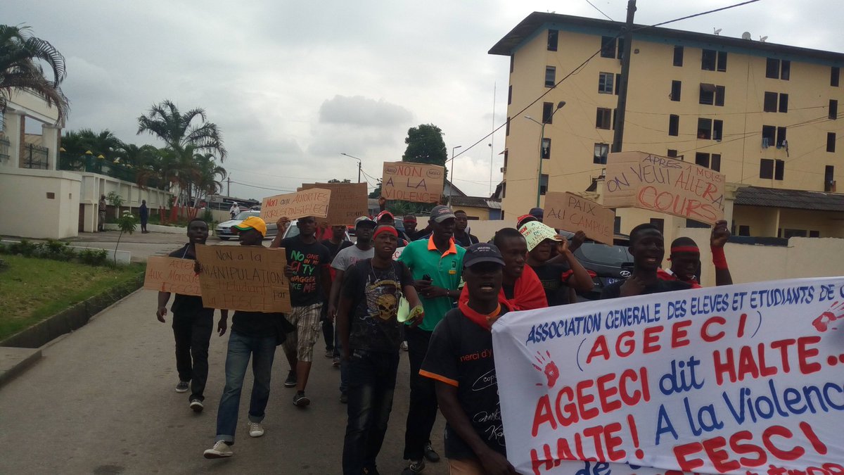 AgeeciCocody's tweet photo. #AGEECI à protesté hier contre la violence à l'université au plateau. @Koaci @fratmat @AlerteInfosCi @RFI #UFHB #CIV https://t.co/l836xMQ8F7