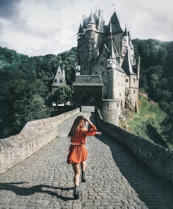 девушка в старинном замке. замок девушка. фотосессия в замке. девушка в замке фэнтези. фотосессия в средневековом замке.