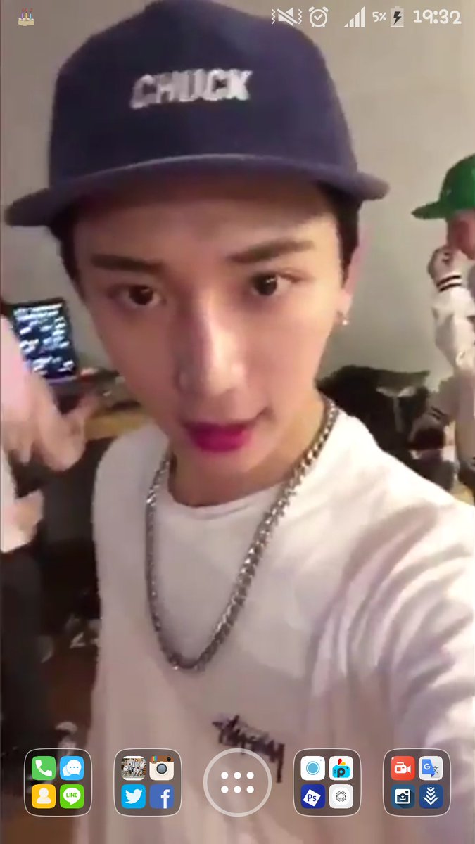 아니... 폰배경이가.... 좀....ㅋㅋㅋ