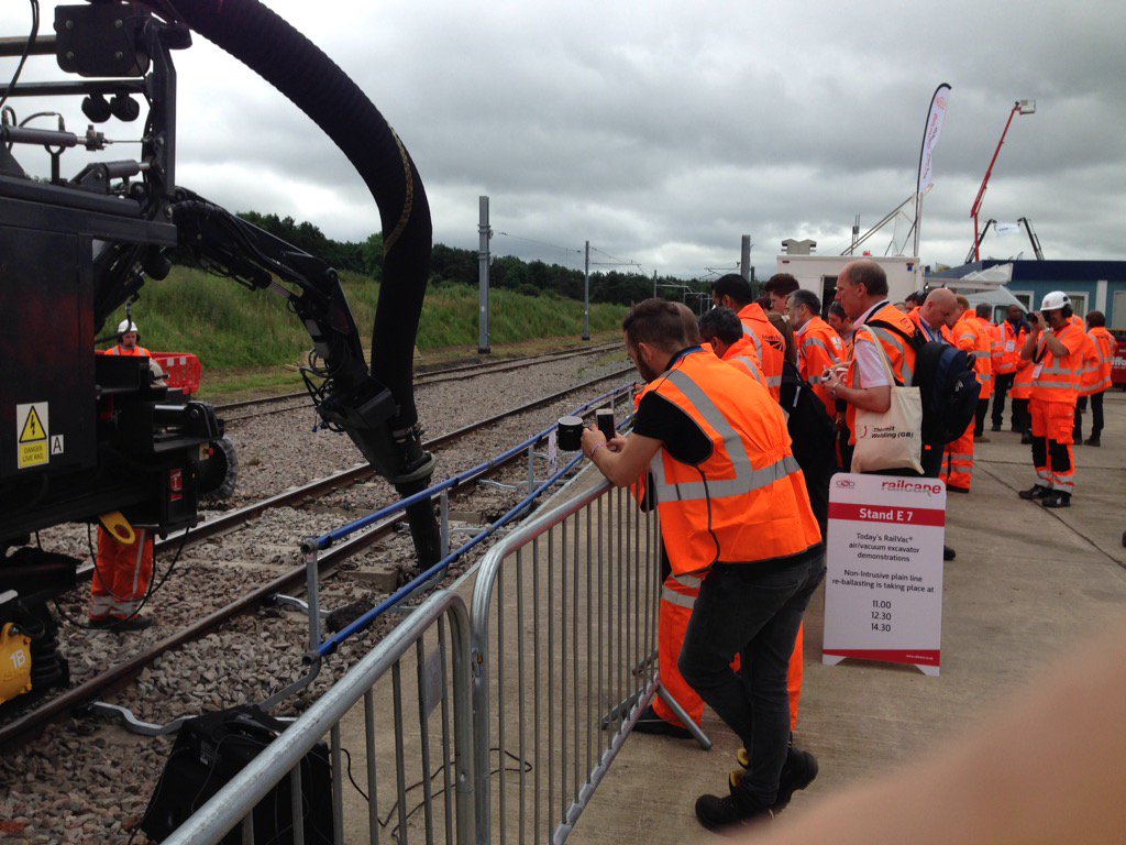 QCEquipment's tweet photo. Demos #RailLive2016 https://t.co/Ti46aH1SeU