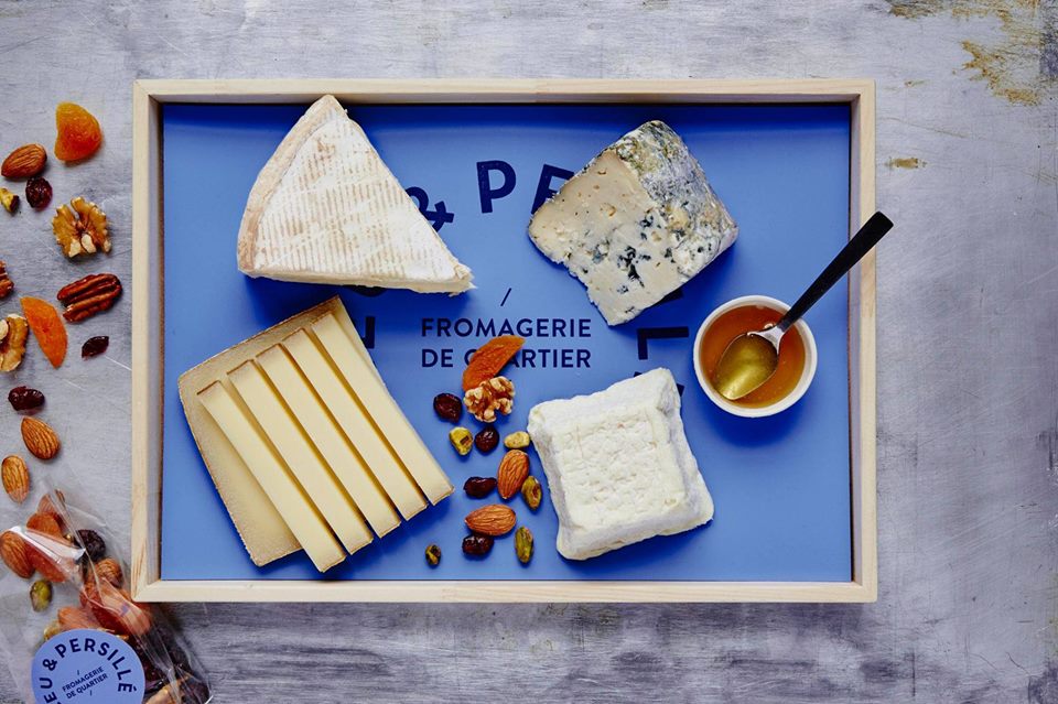 Bleu_Persille's tweet photo. Pour la St-Jean, on met les #fromages d'ici à l'honneur! #st-jean #miel #alveole #plateau #noix #québec https://t.co/2FObMDJWrO
