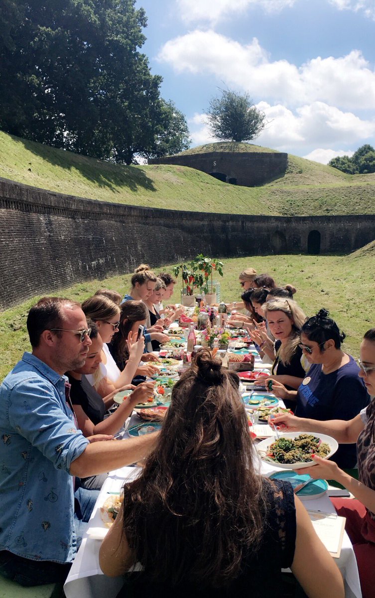 Lunchen in de achtertuin: wat hebben we het zwaar. #LINDAmagazine #socialmealia #24kitchen