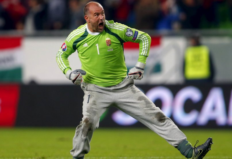 clappingmedia's tweet photo. Gabor Kiraly à propos de son jogging utilisé lors des matchs: « Je suis gardien après tout, pas mannequin.» https://t.co/cfX8I8e11e